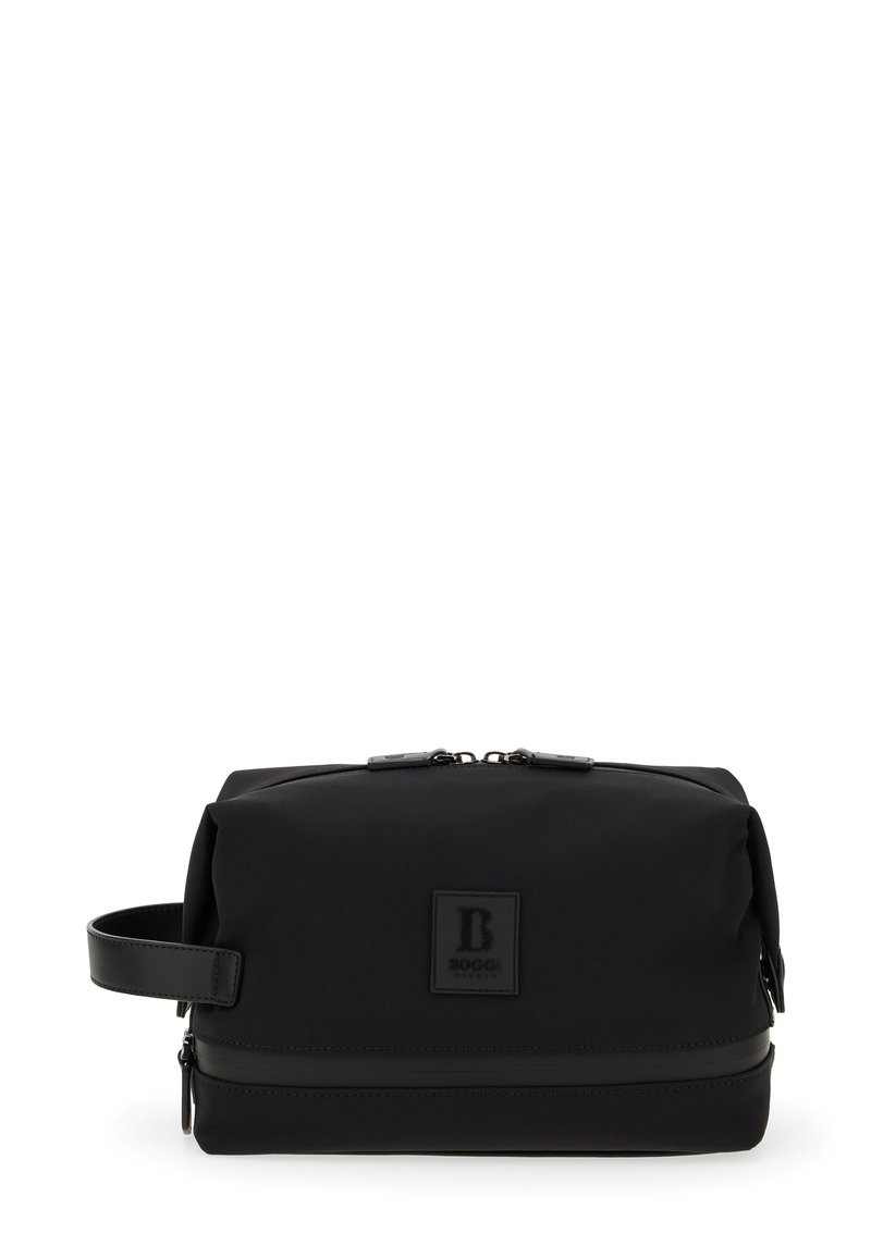 Svart kosmetikväska i nylon med ett läderhandtag, med dragkedjestängning och en logotyppatch på framsidan. Slät textur, rektangulär form.