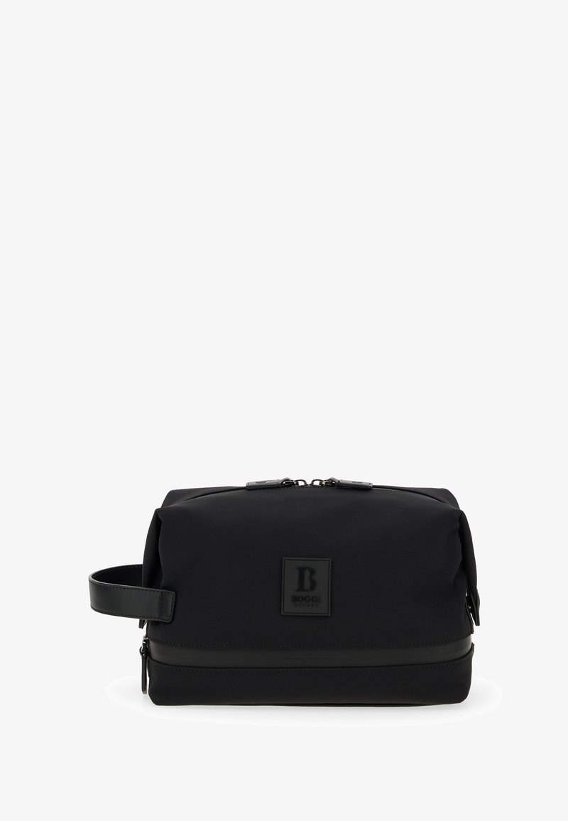 Zwarte cosmetica tas van nylon met een leren handvat, voorzien van een ritssluiting en een logo patch aan de voorkant. Glad oppervlak, rechthoekige vorm.