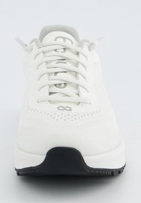 Weißer Sportschuh mit strukturiertem Obermaterial, grauen Schnürsenkeln und einer schwarzen Gummisohle. Verfügt über durchbrochene Akzente und ein stromlinienförmiges Design.