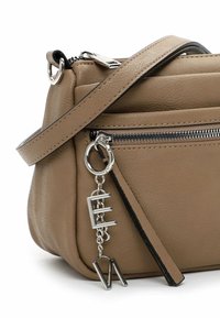 Borsa a tracolla in pelle color cuoio con una zipper argentata, finitura texture e accessori con le lettere 'E' e 'W' attaccati da una catena.