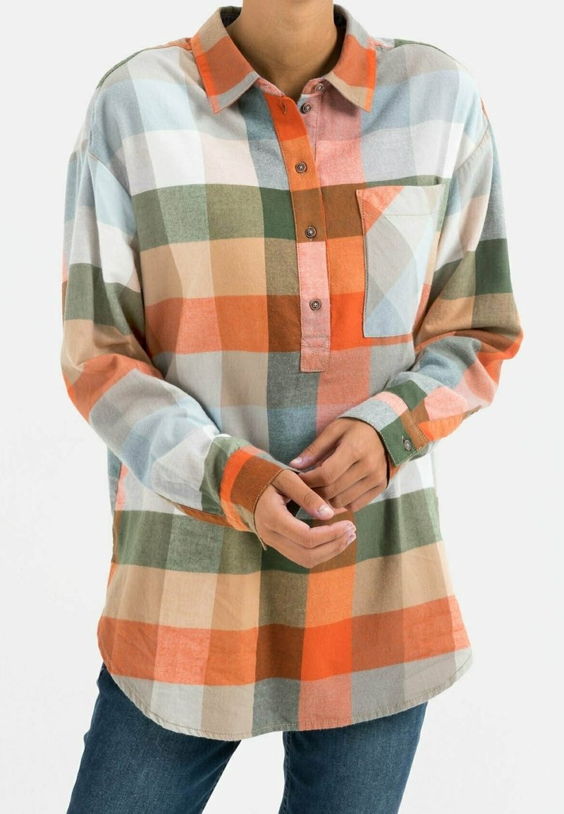 Chemise à carreaux multicolore à manches longues, avec des nuances d'orange, de vert et de beige, une patte de boutonnage et une poche poitrine devant.