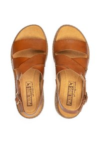 Sandales en cuir marron avec plusieurs straps, une semelle intérieure texturée et une fermeture à boucle latérale. Présente un coussin de pied et des détails de couture.