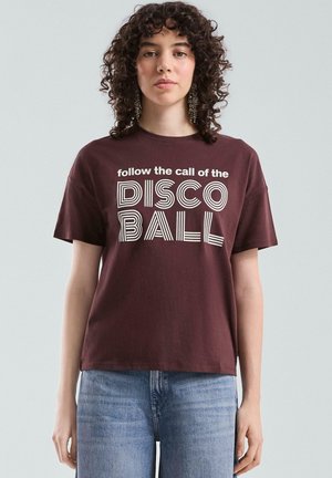 Skarpety bawełniana w kolorze burgundowym z wyraźnym białym napisem, który brzmi "podążaj za wezwaniem KULI DISCO" w różnych stylach. Krótkie rękawy i okrągły dekolt.