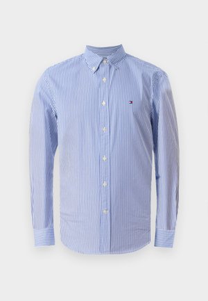 Gestreiftes Button-Down-Hemd aus blau-weißer Baumwolle. Mit einem Kentkragen, langen Ärmeln und einem kleinen Logo auf der Brust.