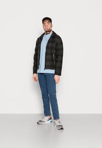 Wrangler LARSTON - Calças de ganga justas - cool blue