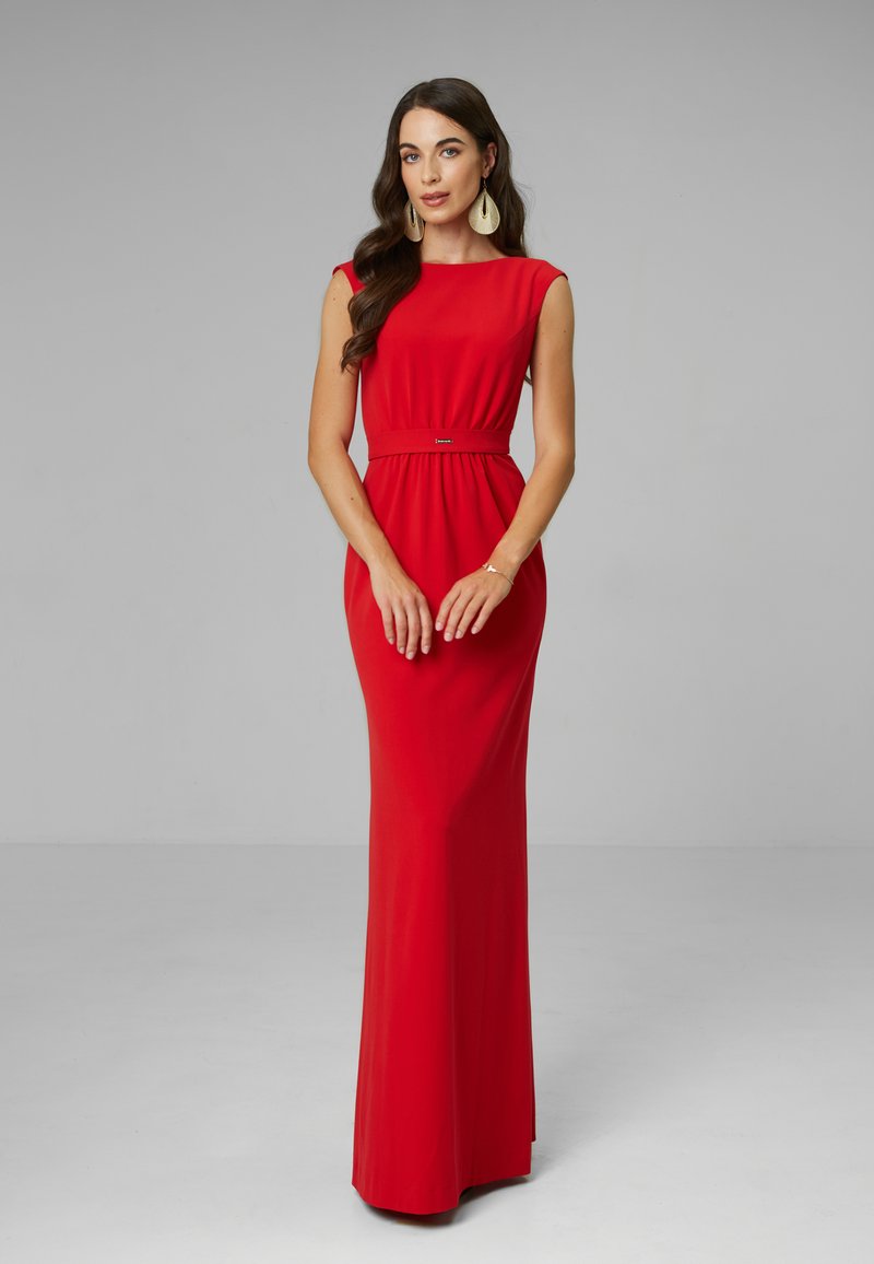 Czerwona sukienka do ziemi z dopasowanym korpusem, rękawami typu cap oraz talią podkreśloną paskiem. Wykonana z gładkiego materiału, z delikatnym połyskiem.