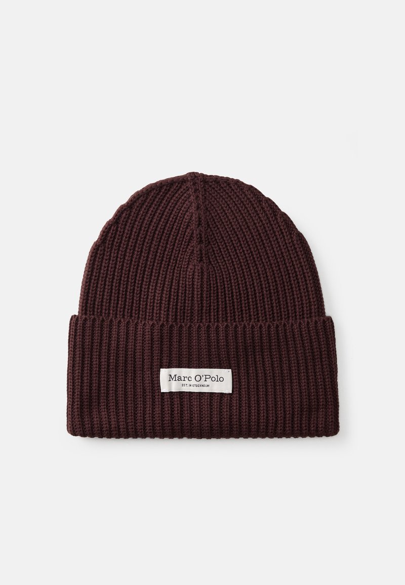 Gorro de punto burdeos con textura acanalada, con un puño doblado y una etiqueta blanca con la marca "Marc O'Polo".