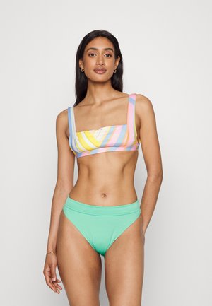 Top de biquíni colorido com listras diagonais em rosa, amarelo e azul claro; parte de baixo alta em verde menta a condizer; textura suave.