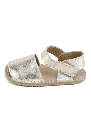 Sandalia metálica dorada tamaño para niño pequeño, con puntera cerrada, talón abierto y correa ajustable de velcro en el tobillo sobre suela beige.