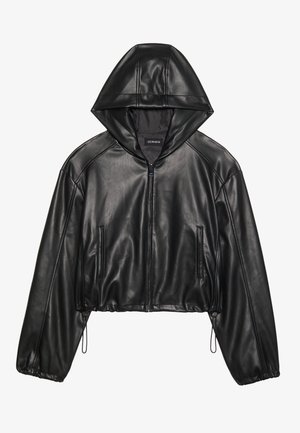 Giacca nera corta in finta pelle, con cappuccio, zip frontale e polsini elasticizzati con cordini. Tessuto liscio e design minimalista.