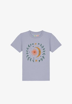 Lichtpaars kindert-shirt met een zon, maan met gesloten ogen, sterren en een groene bladerenkrans op de voorkant.