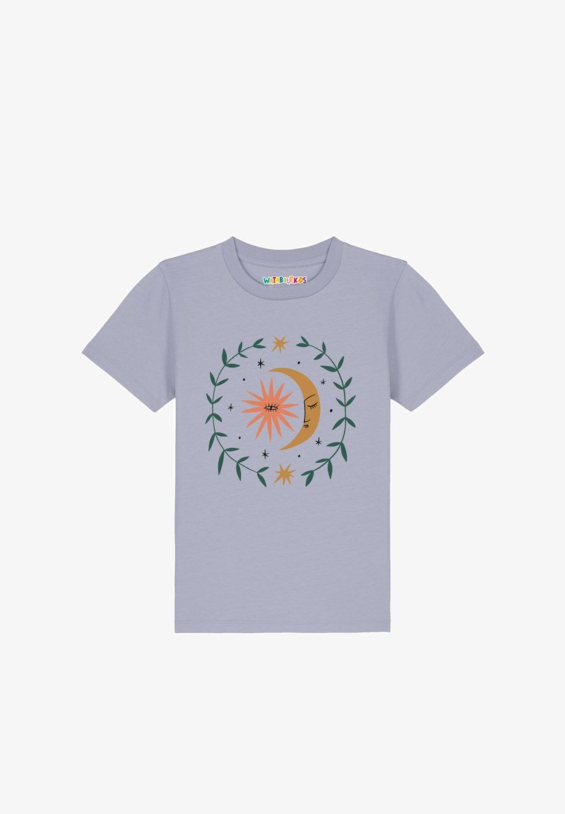 T-shirt pour enfants de couleur lilas clair avec un graphique de soleil, lune aux yeux fermés, étoiles et une couronne de feuilles vertes sur le devant.