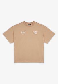 Béžové bavlněné tričko s krátkým rukávem, kulatým výstřihem a potištěným textem: "PGDR" na levé straně a "NEVER TOO LATE." na přední části.