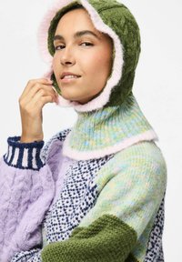 Suéter de punto con un diseño multicolor; presenta tonos verdes, lavanda y azules, patrones texturizados y una capucha forrada en rosa.