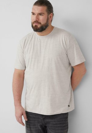 Jasnoszara koszulka t-shirt z krótkim rękawem, wykonana z miękkiego materiału, z lekko zaokrąglonym dołem i małą metką z logo po lewej stronie na dole.