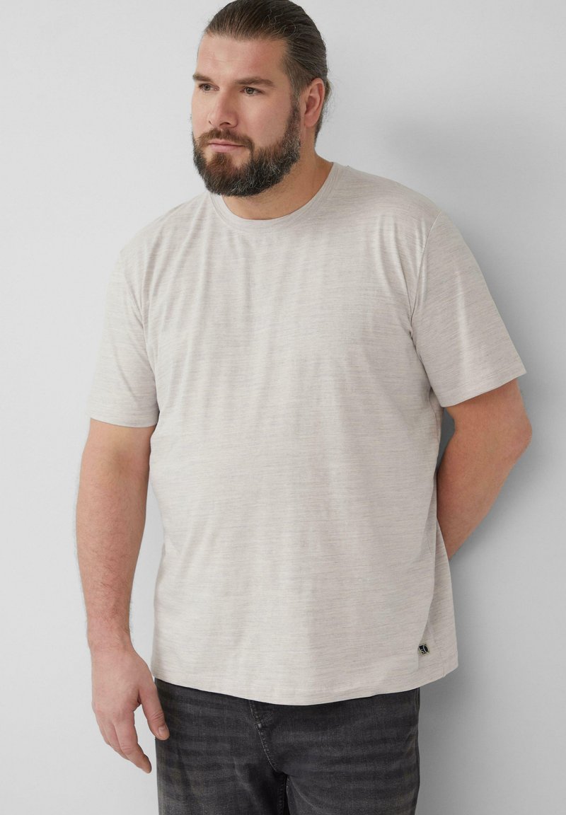 Lichtgrijze T-shirt met korte mouwen, gemaakt van zachte stof, met een licht gebogen zoom en een klein logootje aan de onderzijde links.