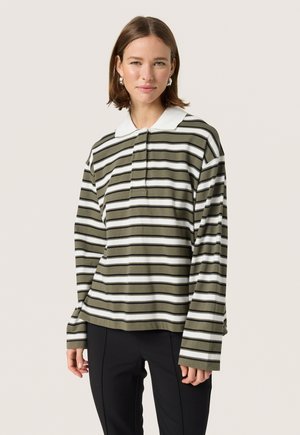 Polo à manches longues rayé vert et blanc avec un col classique et une patte de boutonnage. Tissu doux avec une coupe décontractée.