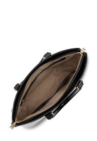 Borsa in pelle nera con una texture liscia, hardware dorato, due manici e un interno spazioso con foderatura beige e tasche con zip.