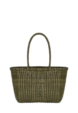 Borsa a cesta intrecciata verde oliva con forma rettangolare arrotondata e un unico manico alto intrecciato.