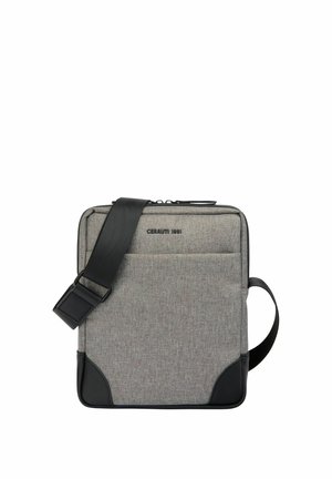 Bolso bandolera rectangular gris con correa negra ajustable, detalles negros en las esquinas, bolsillo frontal y logo "CERRUTI 1881" en la parte delantera.
