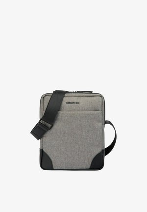Bolso bandolera rectangular gris con correa negra ajustable, detalles negros en las esquinas, bolsillo frontal y logo "CERRUTI 1881" en la parte delantera.