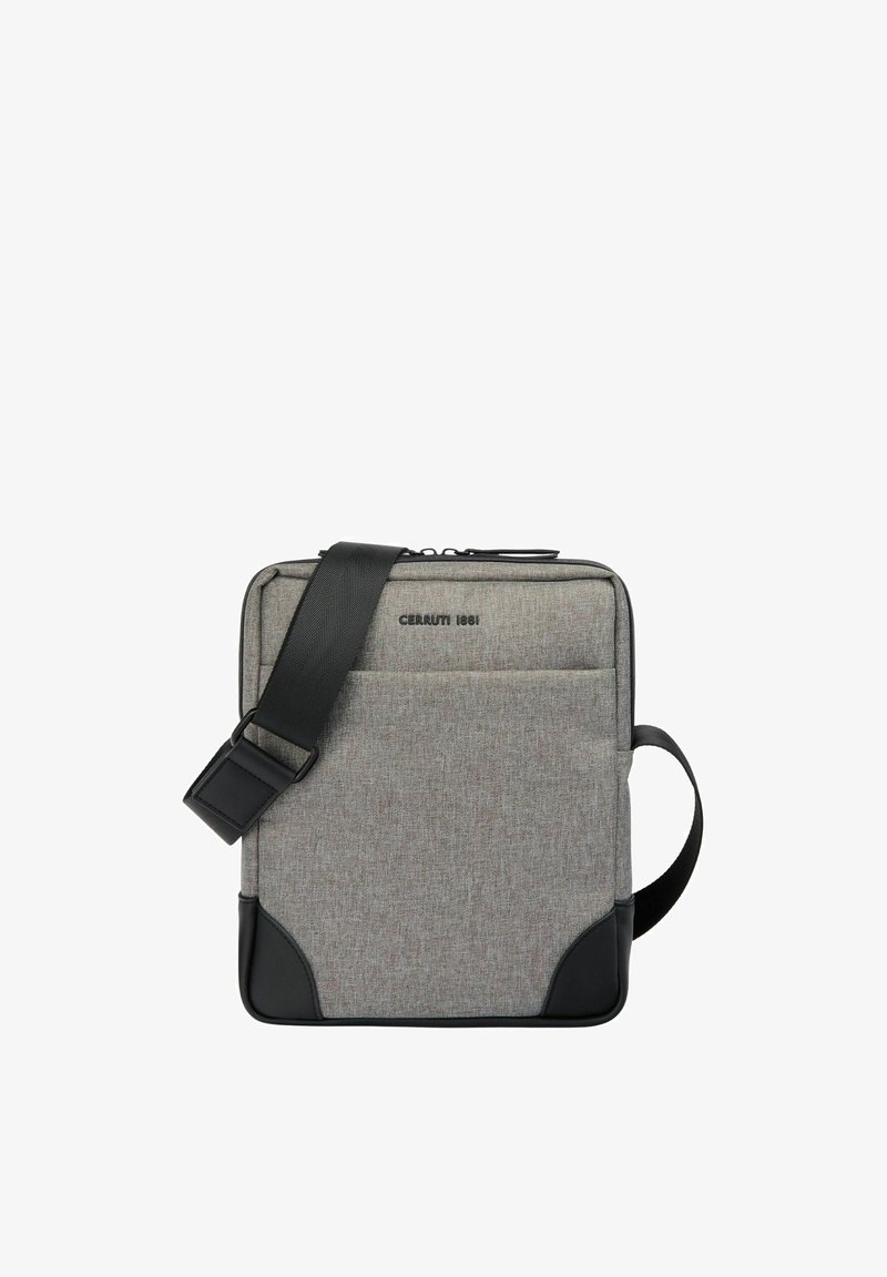 Graue rechteckige Umhängetasche mit schwarzem verstellbarem Riemen, schwarzen Eckakzenten, Fronttasche und "CERRUTI 1881"-Logo auf der Vorderseite.