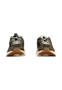 Zapatillas verde oliva con cordones blancos, laterales de malla y suelas de goma texturizadas. Presenta una lengüeta y costuras decorativas.