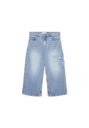 Shorts di jeans a gamba larga azzurri chiaro con una toppa a farfalla sfrangiata sulla coscia destra anteriore e dettagli tradizionali di tasca e bottone.
