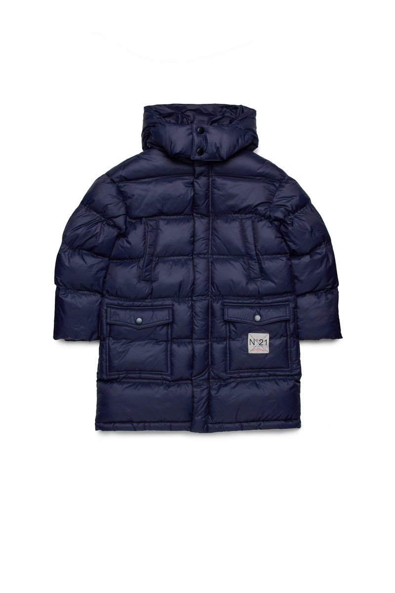 Abrigo acolchado azul marino con cuello alto, botones a presión, dos bolsillos frontales y un parche con el logotipo en el lado izquierdo. Cuenta con un diseño acolchado rectangular.