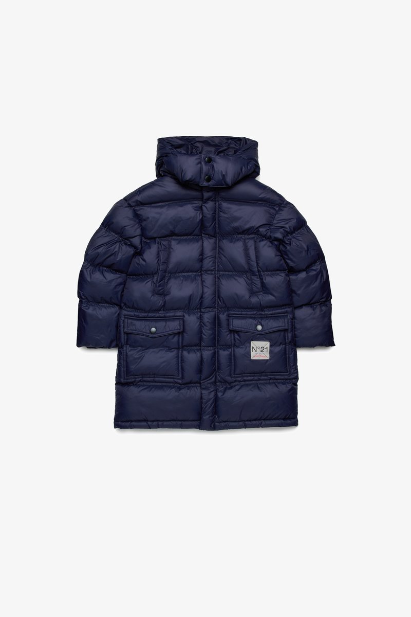 Temno modra puhovka z visokim ovratnikom, s pokrovnimi gumbi, dvema sprednjima žepoma in logotipom na levi strani. Ima pravokotno prešito zasnovo.