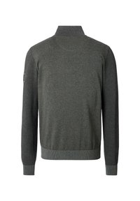 Grauer Pullover mit Stehkragen, gerippten Bündchen und strukturierten Ärmeln. Er hat einen glatten Körper, der in ein Strickmuster übergeht.