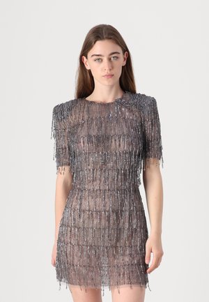 Robe courte en perles argentées avec un design à franges, présentant un col rond et des manches courtes, mettant en valeur un tissu transparent et texturé.