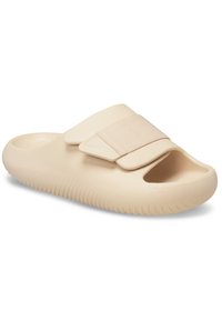 Beige slipper sandaal van zacht, gevormd kunststof met een brede, verstelbare stoffen band. Voorzien van een gegoten zool en open-tipe ontwerp.