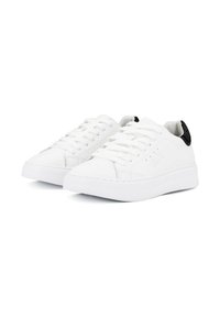 Zapatillas blancas con un upper sintético suave, cordones planos y un acento en el talón negro texturizado. Suela de goma resistente para un buen agarre.