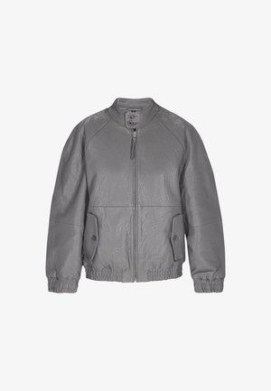 Siva usnjena bombarderska jakna z teksturno obdelavo, sprednji zadrgo, dvema žepoma z gumbom in elastičnimi manšetami na pasu.