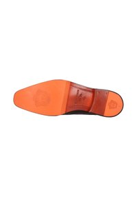 Soletta in pelle nera con una suola arancione. Presenta un logo impresso nella zona del tallone e dettagli di cucitura visibili lungo i bordi.