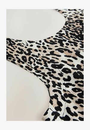 Top con stampa leopardata caratterizzato da un colletto rotondo, realizzato in tessuto leggero con macchie beige, nere e marroni e dettagli di cucitura a vista.