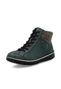 Groene leren enkelboot met zwarte veters, een gestructureerde grijze gebreide kraag en een zwarte rubberen zool met grippatronen. Merklogo zichtbaar aan de zijkant.