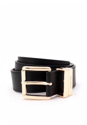Zwarte leren riem opgerold met een glanzende gouden rechthoekige gesp en een gouden sluiting gegraveerd met Michael Kors.