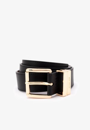 Zwarte leren riem opgerold met een glanzende gouden rechthoekige gesp en een gouden sluiting gegraveerd met Michael Kors.