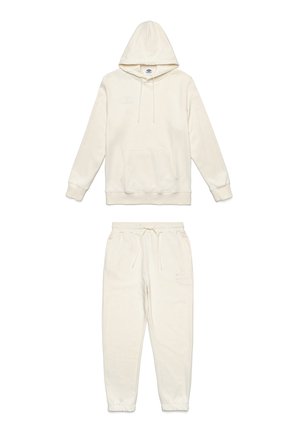 Felpa crema e pantaloni abbinati realizzati in un tessuto morbido. La felpa presenta una tasca frontale e cordini; i pantaloni hanno un cinturino elastico in vita e orli.
