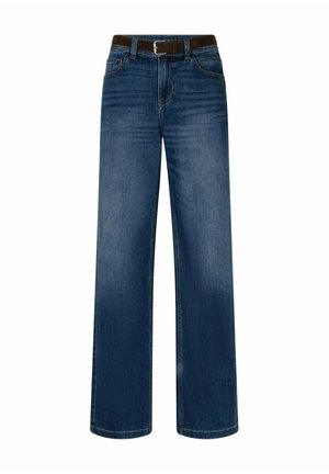 Donkerblauwe jeans met rechte pijpen, vervaagd op de dijen, en een bruine riem met een zilveren gesp.