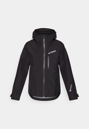 Čierna nepremokavá bunda s kapucňou, ktorá má predný zips, vrecko na hrudi a značku "TERREX" a "GORE-TEX" na rukávoch.