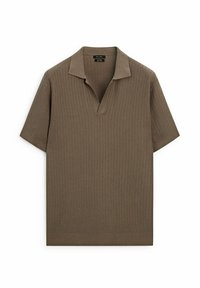 Polo shirt marron à côtes avec des manches courtes et un col en V. Texture lisse avec un design ajusté, sans motifs ni accents visibles.