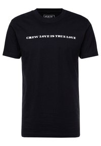 Černé bavlněné tričko s krátkým rukávem. Na hrudi je bíle napsaný text "CREW LOVE IS TRUE LOVE" v tučném písmu.