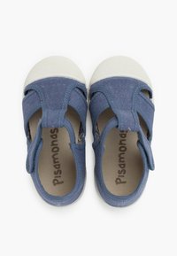 Scarpe di tela blu con design a punta chiusa, cinturino in Velcro e suole in gomma bianca. Tessuto texturizzato con dettagli a punto incrociato sulla parte superiore.