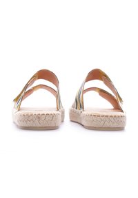 Sandali espadrilles a righe con design a fascia incrociata, superiore in tessuto e suola in juta intrecciata, che mostrano una texture naturale e colori chiari.
