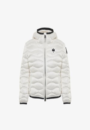 Giacca a vento bianca con cappuccio, caratterizzata da un design trapuntato, dettagli neri, tasche laterali e zip frontale. Include una patch con il logo sul petto.