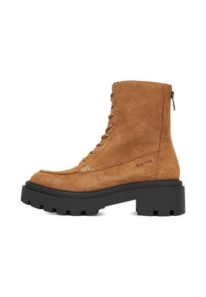 - Botki na platformie