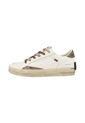 Sneaker bianca low-top con dettagli glitter marroni sul tallone e sulla parte frontale, lacci marroni e suola beige con lievi segni di usura.
